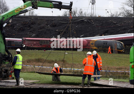 I lavoratori ferroviari frequentano la scena dell'incidente ferroviario di venerdì a Grayrigg, Cumbria, mentre il sito è pronto per l'uso di attrezzature di sollevamento pesanti. Foto Stock