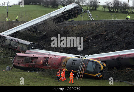 I lavoratori ferroviari frequentano la scena dell'incidente ferroviario di venerdì a Grayrigg, Cumbria, mentre il sito è pronto per l'uso di attrezzature di sollevamento pesanti. Foto Stock