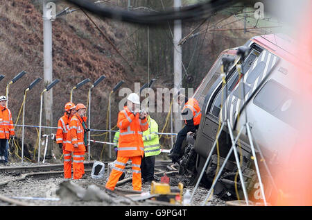 I lavoratori ferroviari frequentano la scena dell'incidente ferroviario di venerdì a Grayrigg, Cumbria, mentre il sito è pronto per l'uso di attrezzature di sollevamento pesanti. Foto Stock