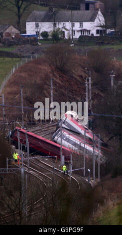 I lavoratori ferroviari frequentano la scena dell'incidente ferroviario di venerdì a Grayrigg, Cumbria, mentre il sito è pronto per l'uso di attrezzature di sollevamento pesanti. Foto Stock