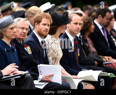 Il Duca e la Duchessa di Cambridge e il principe Harry (sinistra) durante la commemorazione del centenario della Battaglia delle Somme presso la Commissione delle tombe di guerra del Commonwealth Thiepval Memorial in Thiepval, Francia, dove 70.000 British and Commonwealth soldati con noto alcun grave sono commemorati. Foto Stock