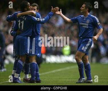 Didier Drogba (l) di Chelsea celebra il punteggio dell'equalizzatore con la squadra accoppiamenti Foto Stock