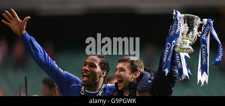 Calcio - Carling Cup - finale - Chelsea / Arsenal - Millennium Stadium. Andriy Shevchenko di Chelsea e Didier Drogba celebrano la wiu Foto Stock