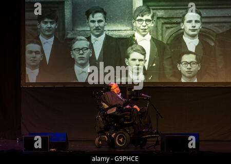 Il professor Stephen Hawking parlando all'Starmus Festival 2016 nella Piramide de Arona, Las Americas, Tenerife, Isole Canarie Foto Stock