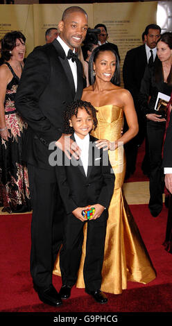 Will Smith con la moglie Jada Pinkett Smith e il figlio Jaden, arriva per il 79° Academy Awards (Oscar) al Kodak Theatre di Los Angeles. Foto Stock