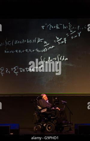 Il professor Stephen Hawking parlando all'Starmus Festival 2016 nella Piramide de Arona, Las Americas, Tenerife, Isole Canarie Foto Stock