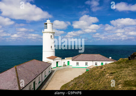 Il 1847 faro a testa Trevose vicino a Padstow Cornwall Inghilterra UK Europa Foto Stock