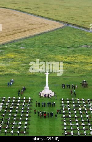 Dignitari laici ghirlande durante un servizio per contrassegnare il centesimo anniversario dell inizio della Battaglia delle Somme presso la Commissione delle tombe di guerra del Commonwealth Memorial in Thiepval, Francia, dove 70.000 British and Commonwealth soldati con noto alcun grave sono commemorati. Foto Stock