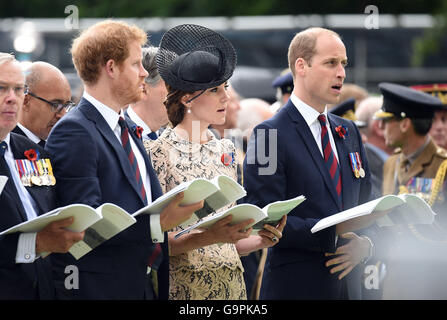 Il Duca e la Duchessa di Cambridge e il principe Harry (sinistra) durante la commemorazione del centenario della Battaglia delle Somme presso la Commissione delle tombe di guerra del Commonwealth Thiepval Memorial in Thiepval, Francia, dove 70.000 British and Commonwealth soldati con noto alcun grave sono commemorati. Foto Stock