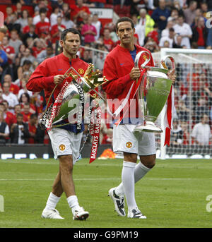 File foto datata 06-08-2008 di Manchester United's Ryan vedi figg. *** (sinistra) e Rio Ferdinand a piedi con la Premier League e la Champions League trofei. Foto Stock