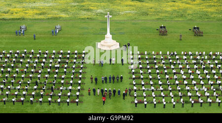 Dignitari preparare a gettare ghirlande presso la croce del sacrificio durante un servizio per contrassegnare il centesimo anniversario dell inizio della Battaglia delle Somme presso la Commissione delle tombe di guerra del Commonwealth Memorial in Thiepval, Francia, dove 70.000 British and Commonwealth soldati con noto alcun grave sono commemorati. Foto Stock