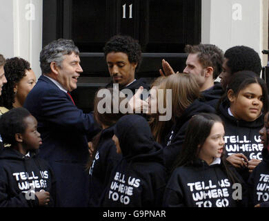 Il Cancelliere Gordon Brown incontra i giovani che indossano 'felpe' fuori dal No.11 Downing Street a Londra. Foto Stock