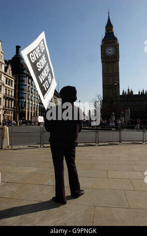 I membri della recensione Make Space Youth dimostrano fuori dalla Camera dei Comuni dopo aver parlato con il Cancelliere Gordon Brown al numero 11 di Downing Street a Londra. Foto Stock