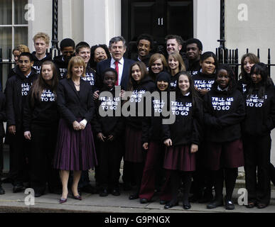 Il Cancelliere Gordon Brown incontra i giovani che indossano 'felpe' fuori dal No.11 Downing Street a Londra. Foto Stock