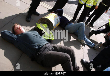 I manifestanti "bloccano" al di fuori delle Camere del Parlamento a Westminster per protestare contro il voto britannico del sistema di armi tridente che si sta svolgendo oggi. Foto Stock