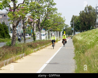 Due cicloturisti a cavallo di Himeji - Ciclo di Akashi Road. Foto Stock