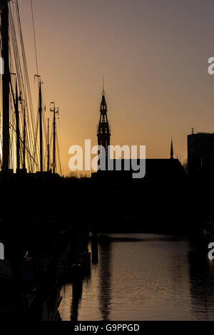 Silhouette di barche a vela e la Jozef nella cattedrale di Groningen, Olanda Foto Stock