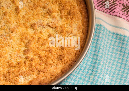 Pane appena sfornato apple crumble torta in un metallo springform Foto Stock