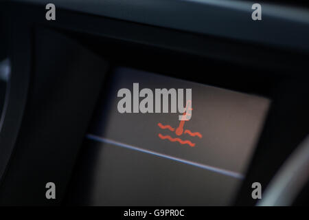 Immagine ravvicinata di un auto del cruscotto elettronico, con spia del liquido di raffreddamento. Foto Stock