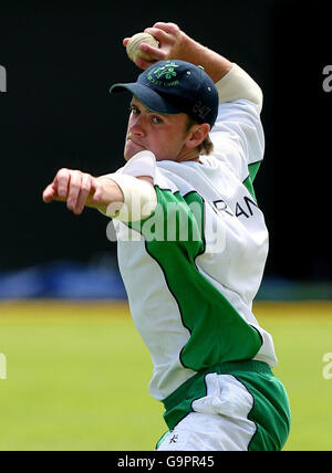 Cricket - ICC Cricket World Cup 2007 - Kensington Cricket Club - Kingston - Giamaica. Irelands William Porterfield in azione durante una sessione di reti al Kensington Cricket Club, Kingston, Giamaica. Foto Stock