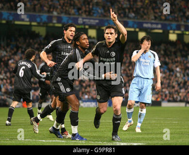 Frank Lampard (centro a destra) di Chelsea celebra il punteggio con i compagni di squadra Didier Drogba (centro a sinistra) e Michael Ballack (a sinistra) durante il Barclays Premiership Match presso lo stadio City of Manchester, Manchester. Foto Stock