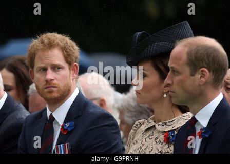 Il Duca e la Duchessa di Cambridge con il principe Harry (sinistra) durante la commemorazione del centenario della Battaglia delle Somme presso la Commissione delle tombe di guerra del Commonwealth Thiepval Memorial in Thiepval, Francia, dove 70.000 British and Commonwealth soldati con noto alcun grave sono commemorati. Foto Stock