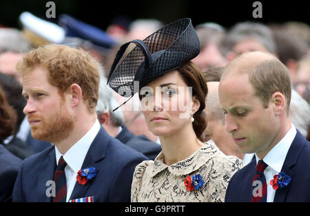 Il Duca e la Duchessa di Cambridge con il principe Harry (sinistra) durante la commemorazione del centenario della Battaglia delle Somme presso la Commissione delle tombe di guerra del Commonwealth Thiepval Memorial in Thiepval, Francia, dove 70.000 British and Commonwealth soldati con noto alcun grave sono commemorati. Foto Stock