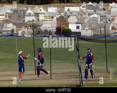 Andrew Flintoff in Inghilterra (a destra) con l'allenatore di bowling Kevin Shine (a sinistra) e Monty Panesar durante una sessione di allenamento al Beausejour Stadium, Gros Islet, St Lucia. Foto Stock