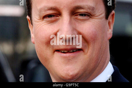 Il leader del Partito conservatore David Cameron visita il Royal Surrey Hospital di Guildford, Surrey, Foto Stock