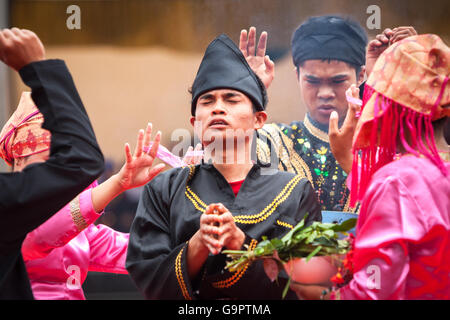 Studenti che dimostrano un rituale, una parte della loro performance artistica durante un evento di attrazioni culturali Kerinci a Kerinci, Jambi, Indonesia. Foto Stock