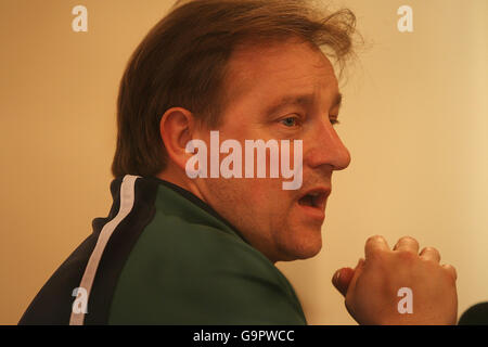 Irlanda Rugby Coach Eddie o Sullivan parla con i media durante una conferenza stampa al Killiney Castle Hotel, Dublino . Foto Stock