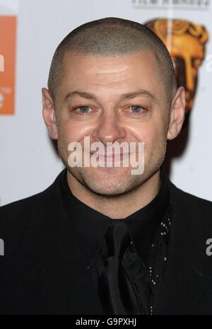 Andy Serkis arriva per i 2007 Orange British Academy Film Awards (BAFTA) alla Royal Opera House di Covent Garden, nel centro di Londra. Foto Stock