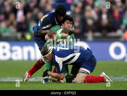 Lo Shane Horgan (centro) dell'Irlanda è affrontato da Serge Betson (a sinistra) e Imanol Harinordoquy in Francia durante la partita RBS 6 Nations al Croke Park di Dublino. Foto Stock