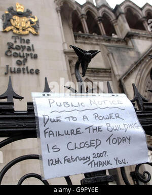 Il personale è oggi escluso dalla Royal Courts of Justice quando un'interruzione di corrente ha colpito il cuore di Londra, in quanto una parte della città è stata lasciata senza energia elettrica dopo che una rete idrica a scoppio ha inondato una sottostazione elettrica. Foto Stock