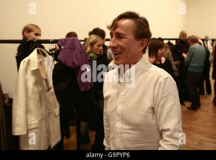 Un modello indossa una creazione del backstage di Jasper Conran prima della sua sfilata della London Fashion Week Autunno/Inverno 2007 presso la Royal Academy of Arts nel centro di Londra. Foto Stock