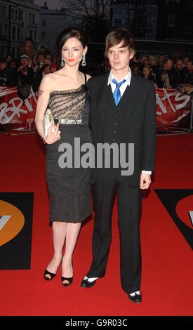 Sophie Ellis Bextor e suo marito Richard Jones arrivano per i BRIT Awards 2007, presso Earls Court nel centro di Londra. PREMERE ASSOCIAZIONE foto. Data immagine: Mercoledì 14 febbraio 2007. Il credito fotografico dovrebbe essere: Ian West/PA Foto Stock