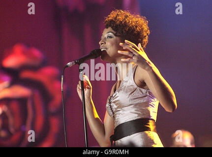 Corinne Bailey Rae si esibisce sul palco durante i Brit Awards 2007 presso l'Earls Court Exhibition Centre nel centro di Londra. Foto Stock