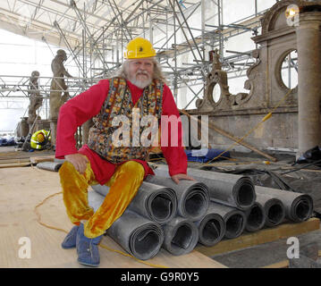 Lord Bath presta una mano con un lavoro di re-guida sul tetto di Longleat House, Wiltshire. Foto Stock