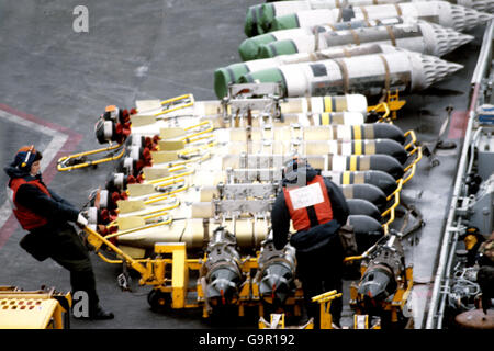 Guerra delle Falklands - Munizioni la manipolazione del dispositivo HMS Hermes Foto Stock