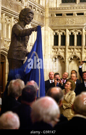 L'ex primo ministro britannico Baronessa Margaret Thatcher (al centro a destra) rivela una statua di bronzo di se stessa, all'interno del Palazzo di Westminster, Londra. Foto Stock