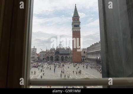 Vista su piazza San Marco attraverso una finestra Foto Stock