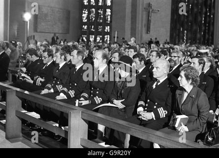 Ufficiali navali reali tra la congregazione alla cattedrale di Coventry durante un servizio commemorativo per gli uomini che hanno perso la vita nel cacciatorpediniere tipo 42 chiamato dopo la città. Foto Stock