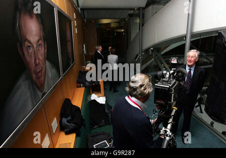 L'ex ministro dell'ambiente Michael Meacher parla ai media della Portcullis House di Londra per annunciare la sua candidatura a succedere Tony Blair come leader del Partito laburista . Foto Stock