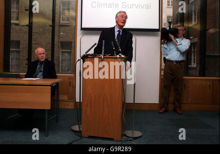 L'ex ministro dell'ambiente Michael Meacher parla ai media della Portcullis House di Londra per annunciare la sua candidatura a succedere Tony Blair come leader del Partito laburista . Foto Stock