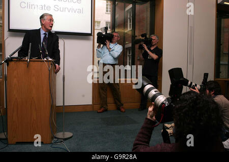 L'ex ministro dell'ambiente Michael Meacher parla ai media della Portcullis House di Londra per annunciare la sua candidatura a succedere Tony Blair come leader del Partito laburista . Foto Stock