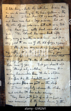 1040 a Cato e Crane Auctioneer's a Liverpool. Il Capitano Noel Chavasse fu l'ufficiale medico del decimo Battaglione (Liverpool Scottish), il reggimento del re (Liverpool) durante i primi tre anni della prima guerra mondiale. Fu l'unico uomo a vincere il premio più alto del militare britannico per il valor, la Croce Vittoria, due volte durante la Grande Guerra. Solo altri due uomini hanno mai raggiunto questo onore. Foto Stock