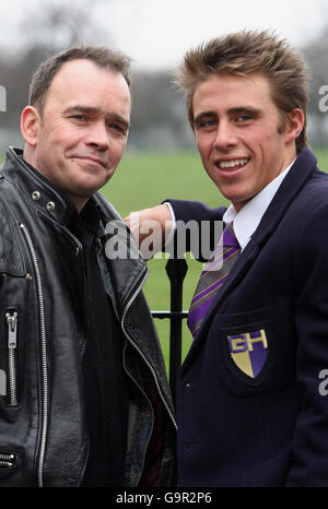 L'ex show per bambini della BBC, la star di Grange Hill Todd Carty, che ha giocato a Tucker Jenkins (a sinistra) e l'attuale membro del cast Chris Perry Metcalf, che gioca a Togger Johnson, lanciano la campagna Eat Better Do Better della School Food Trust nel centro di Londra. Foto Stock