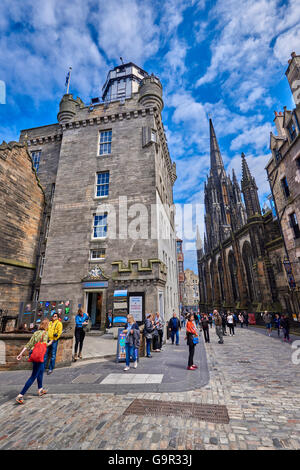 Camera Obscura & World of Illusions è una delle principali attrazioni turistiche nella Città Vecchia, Edimburgo, Scozia Foto Stock