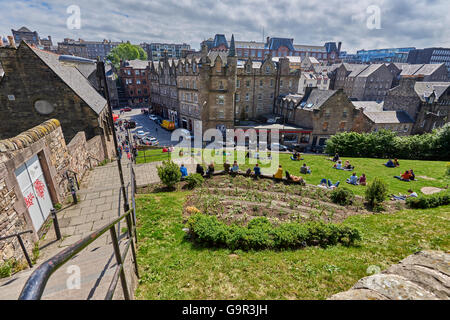 Il Grassmarket è una storica piazza del mercato e un spazio eventi nella Città Vecchia di Edimburgo, Scozia Foto Stock