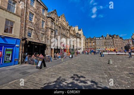 Il Grassmarket è una storica piazza del mercato e un spazio eventi nella Città Vecchia di Edimburgo, Scozia Foto Stock